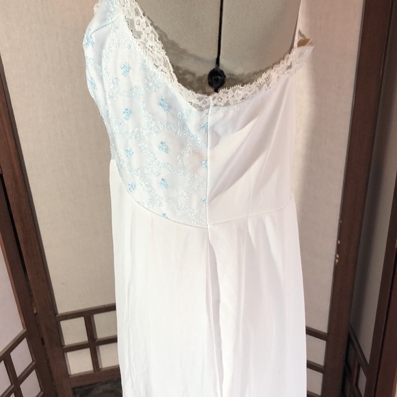 Youth form L blue slip/ embroidered flowers on bodice/ lace trim on hem size 40 - Picture 6 of 12